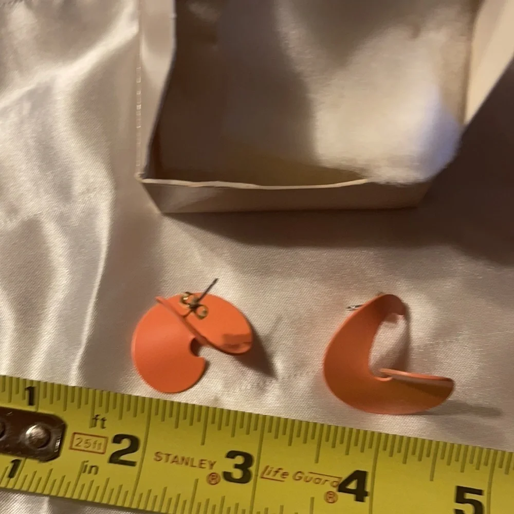 Avon (1989) Vintage Whirlwind Earrings - Peach